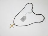 un collier à cordon noir orné d'une croix en or