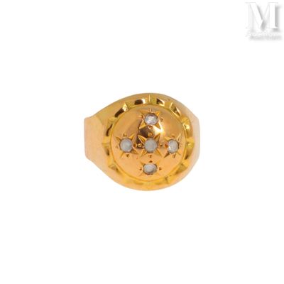 une image représentant une bague en or ornée d'une étoile