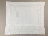 un gros plan sur une nappe blanche ornée de fleurs brodées