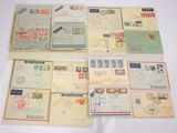 Plusieurs types de timbres sont disposés sur une table