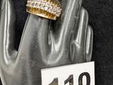 deux bagues en or et diamants sur la main d'un mannequin
