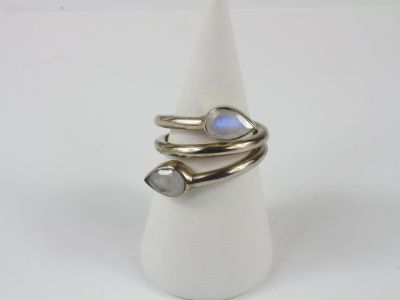 un gros plan d'une bague posée sur une serviette, sertie d'une pierre