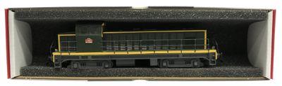 un petit train dans une boîte posée sur une surface blanche