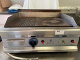 un grill posé sur une table dans une cuisine