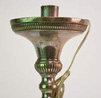 Paire d'anciens pique-cierge montés en lampe en laiton à déc… (photo 2)