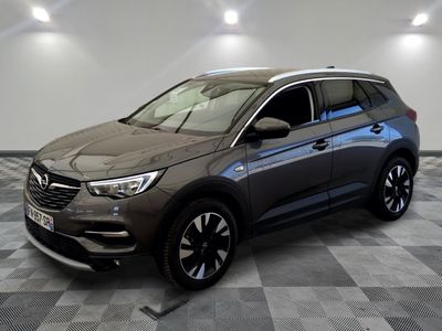 Une Vauxant grise est garée dans une pièce au sol carrelé