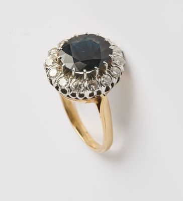 un gros plan d'une bague sertie d'un saphir et de diamants