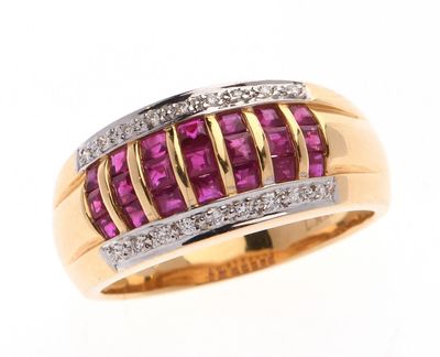 BAGUE jonc en or jaune 750 °/°° ornée de rubis calibrés tota…