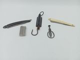 plusieurs outils posés sur une surface blanche