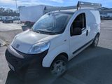 la petite camionnette blanche est garée dans le parking