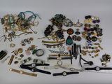 de nombreux types de bijoux sur la table