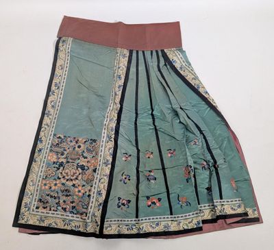 une image représentant une jupe ornée d'un motif floral