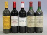six bouteilles de vin sont alignées sur une table