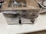 une table sur laquelle sont posés plusieurs objets emballés dans du plastique