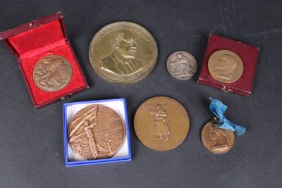 une petite boîte de médailles et une petite boîte de pièces de monnaie