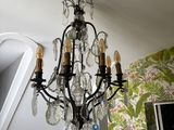 un lustre suspendu au plafond d'une pièce