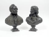 une paire de bustes en bronze représentant deux hommes, l'un en costume et l'autre en cravate