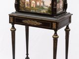 une petite table sur laquelle est posé un tableau