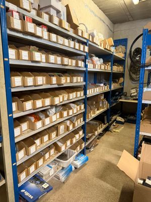 de nombreux cartons sur les étagères de l'entrepôt
