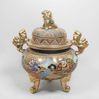 une image représentant une urne recouverte d'or et d'émail, avec un lion sur le couvercle
