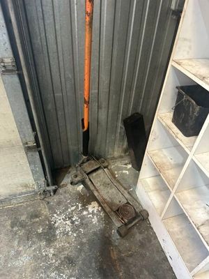 un tuyau rouillé dans un coin d'une pièce