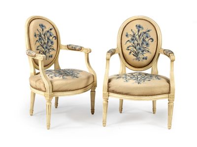 Paire de fauteuils au dossier médaillon en bois relaqué.