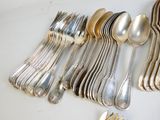 beaucoup de cuillères en argent et de cuillères sur la table