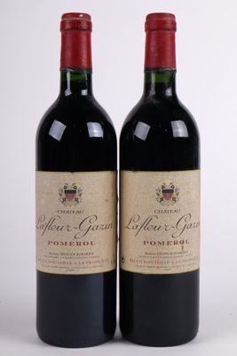deux bouteilles de vin posées l'une à côté de l'autre sur une table