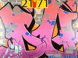 une photo d'un mur recouvert de graffitis