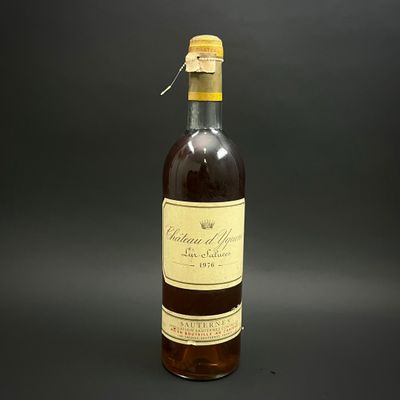 l'image d'une bouteille de vin posée sur une table