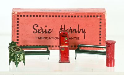 une boîte rouge avec un banc vert et une boîte rouge avec une porte rouge