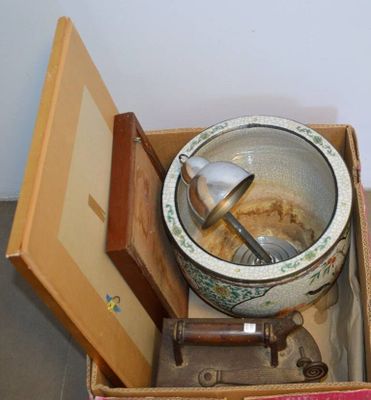 une boîte contenant un bol et une cuillère