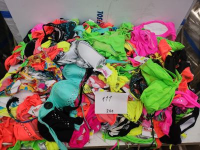 Lot de 200 maillots de bain Nika Beach, modèles et tailles a…