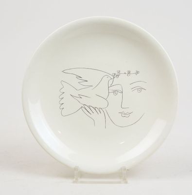 une assiette blanche sur laquelle est représentée une femme et un homme