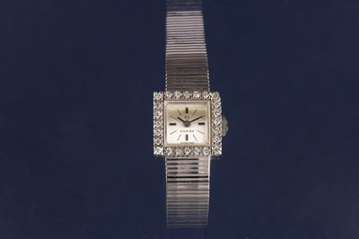 une image représentant une montre-bracelet pour femme sur fond noir