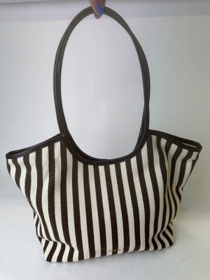 sac à main rayé de noir et blanc, suspendu à un crochet