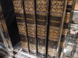 de nombreux livres exposés dans une vitrine