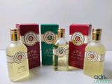 quatre flacons de parfum différents posés les uns à côté des autres sur une table