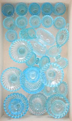 des assiettes en verre bleu dans une boîte blanche posée sur une table