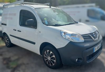 une petite camionnette blanche garée sur le bord de la route