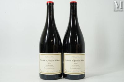 deux bouteilles de vin rouge posées sur une table blanche