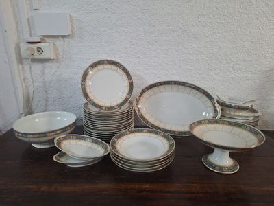 beaucoup d'assiettes et de bols sur la table