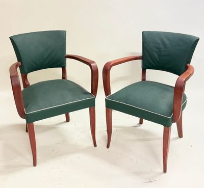 paire de chaises Art déco avec des assises recouvertes de cuir vert