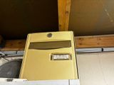 un réfrigérateur jaune posé dans un coin de la pièce