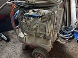 une photo d'un petit compresseur d'air posé sur un chariot