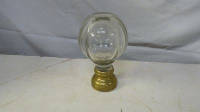 une petite lampe en verre posée sur une table