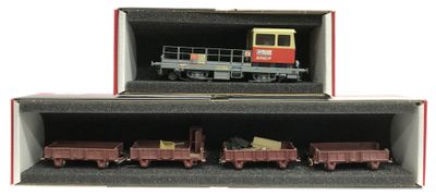 trois petits trains dans une boîte, sur fond blanc