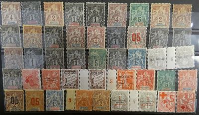un ensemble de vieux timbres exposés dans une vitrine