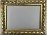 une image représentant un cadre doré orné d'un motif décoratif