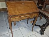 un petit bureau en bois surmonté d'un tiroir